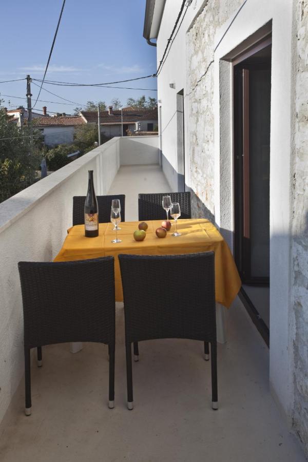 Holiday Apartment In Funtana With Balcony, Air Conditioning, Wifi, Washing Machine 4982-1 エクステリア 写真